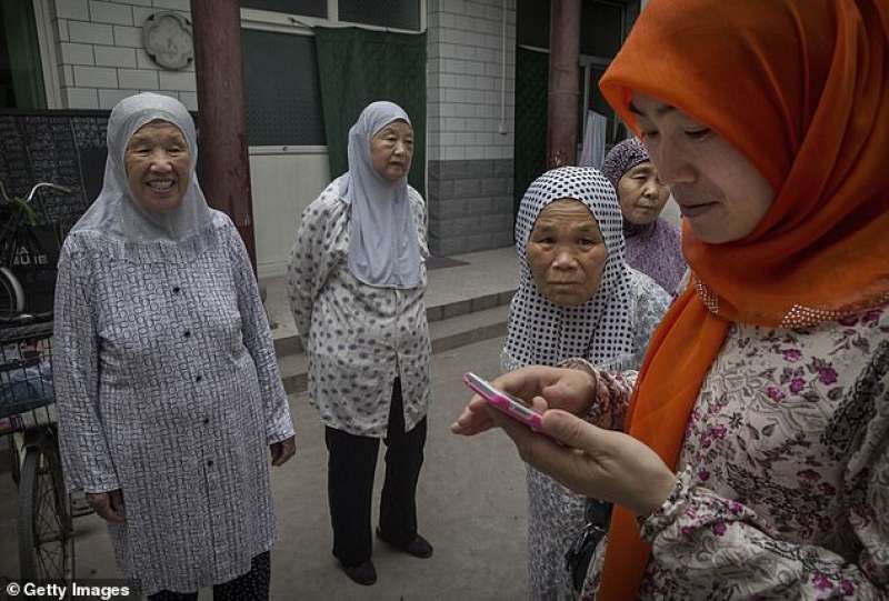 l'app per controllare i musulmani nello xinjiang, in cina