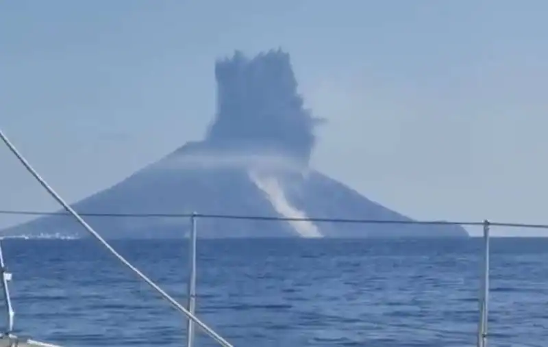 l'eruzione del vulcano stromboli 2