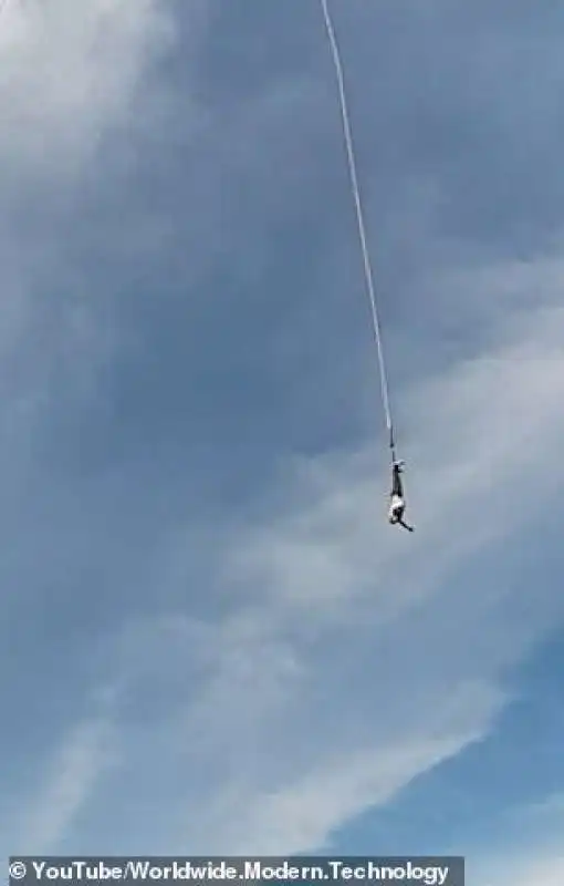 la corda del bungee jumping si spezza durante un salto 