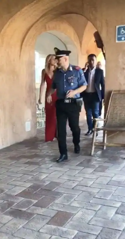 luigi di maio in sardegna con virginia saba 1