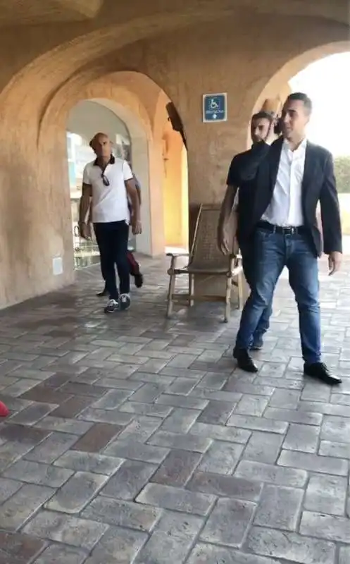 luigi di maio in sardegna con virginia saba 2