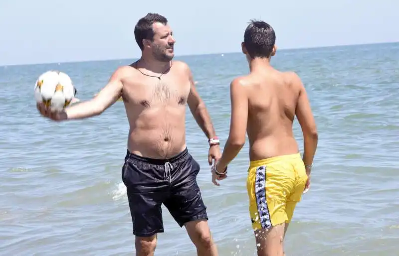 matteo salvini con il figlio in spiaggia a milano marittima