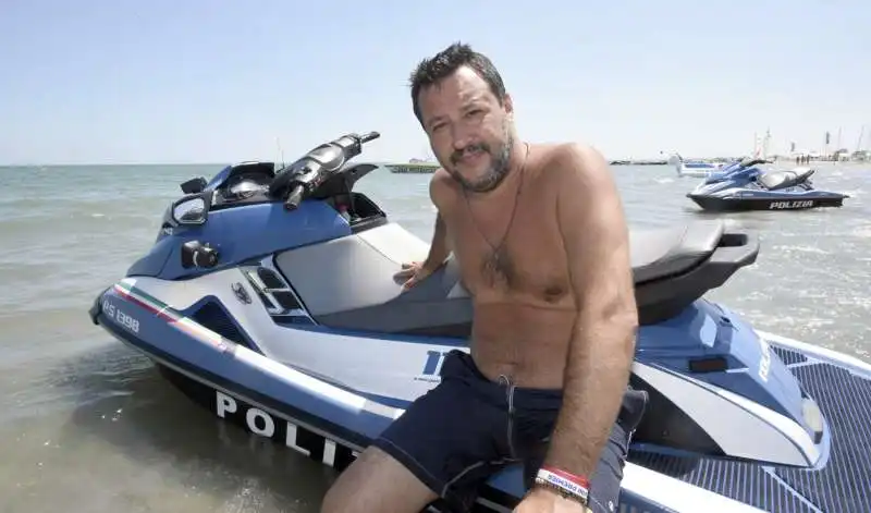 matteo salvini in spiaggia a milano marittima 5