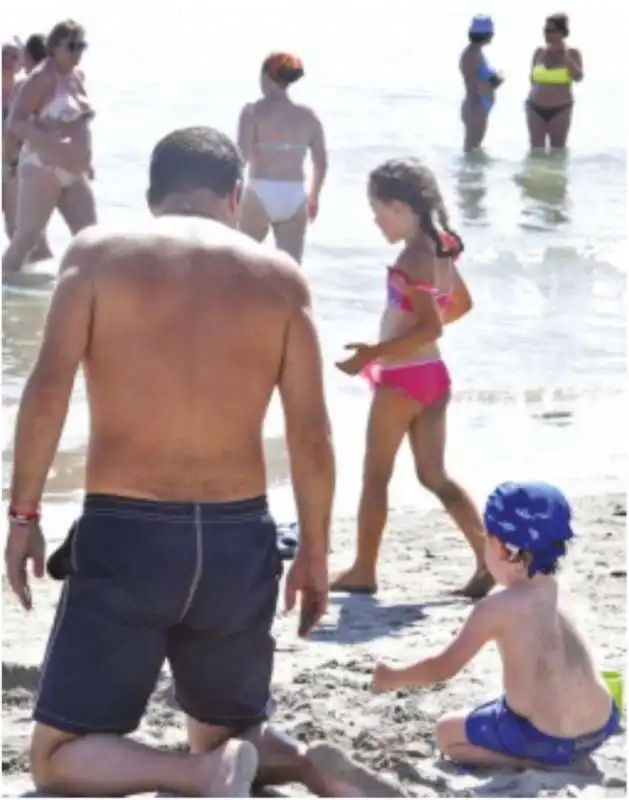 MATTEO SALVINI IN SPIAGGIA A MILANO MARITTIMA GIOCA CON DUE BAMBINI