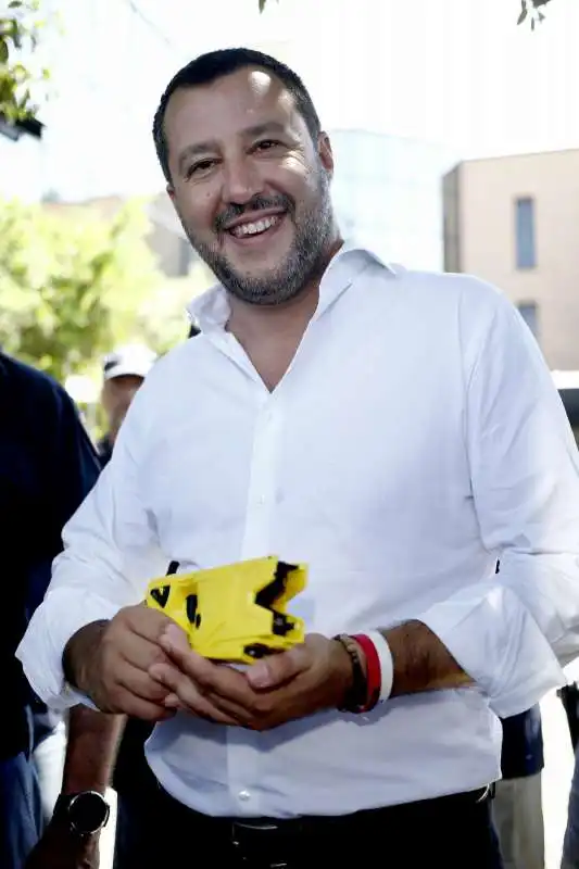 MATTEO SALVINI PROVA IL TASER