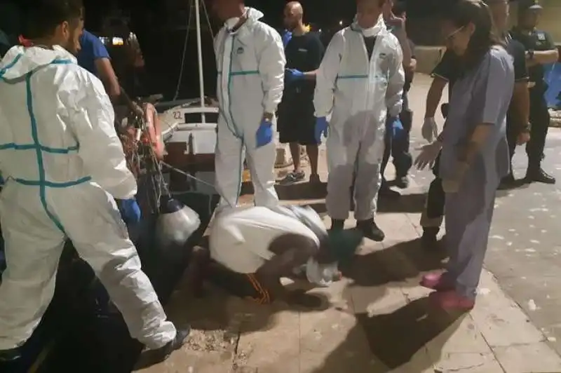 migranti sbarcano dal veliero alex a lampedusa