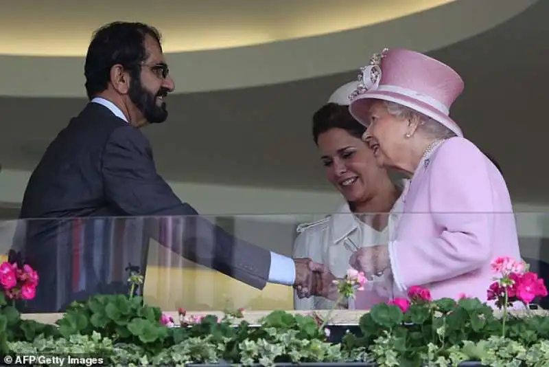 mohamed bin rashid al maktoum con la moglie haya bint al hussein e la regina elisabetta