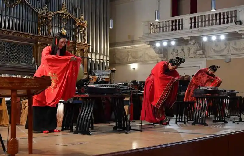 musicisti di pei zhu salutano il pubblico foto di bacco