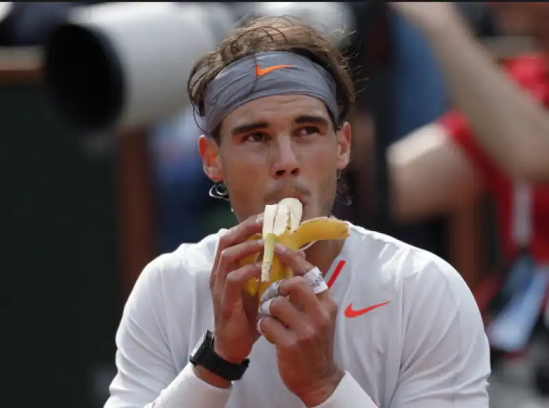 nadal che mangia la banana