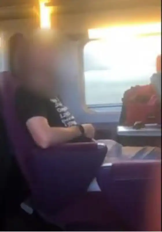 Natacha Bras e uomo che si masturba sul treno