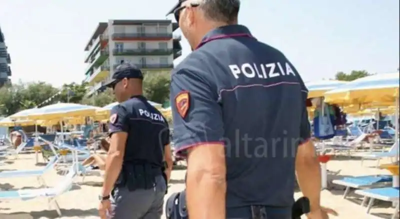 polizia in spiaggia rimini