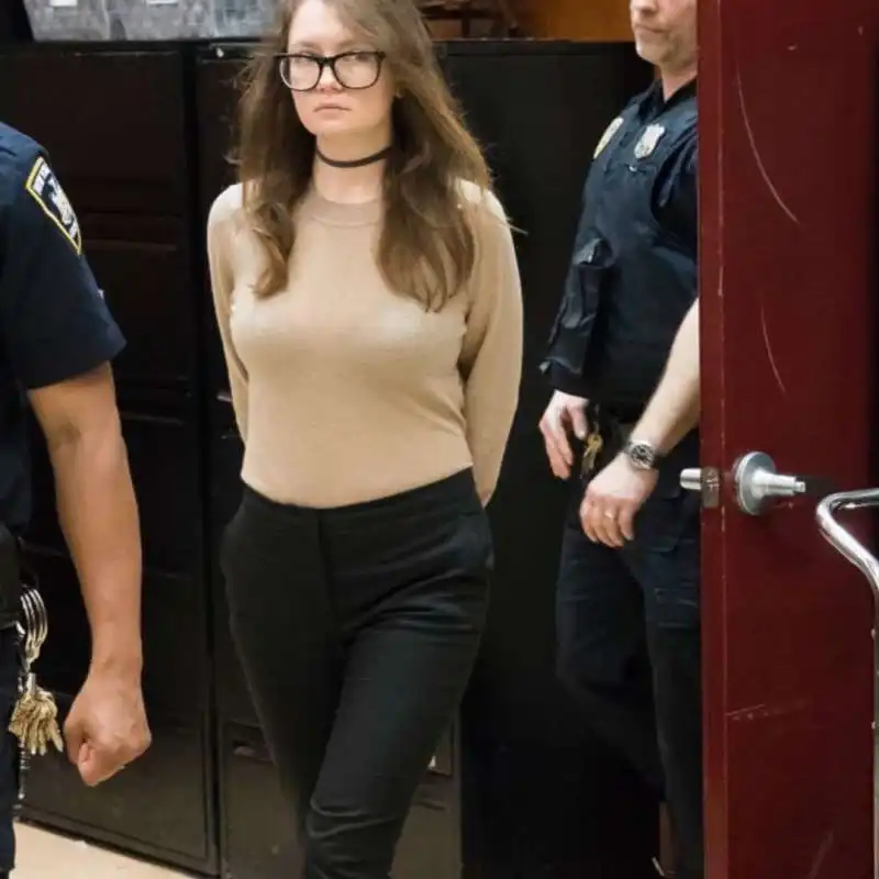 profilo instagram anna delvey court looks   gli outfit di anna delvey in tribunale 9