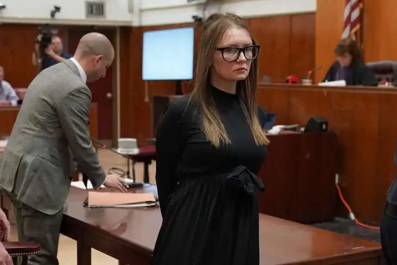 profilo instagram anna delvey court looks   gli outfit di anna delvey in tribunale 13