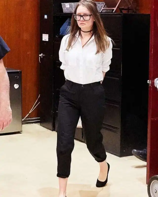 profilo instagram anna delvey court looks   gli outfit di anna delvey in tribunale 7