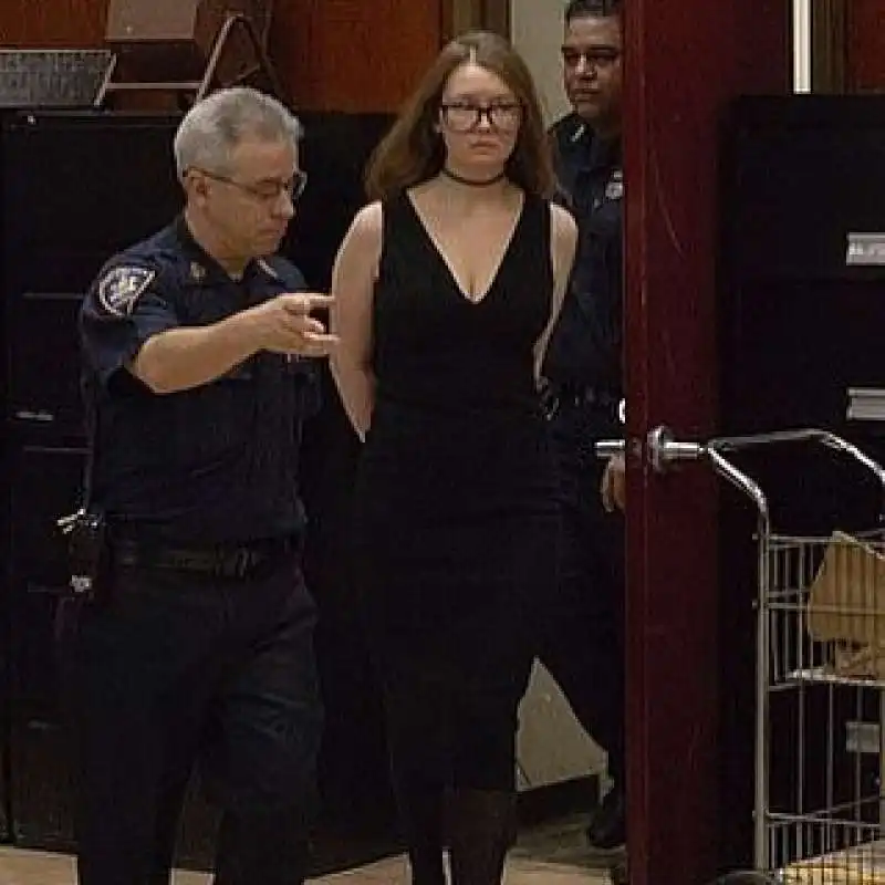 profilo instagram anna delvey court looks   gli outfit di anna delvey in tribunale 12