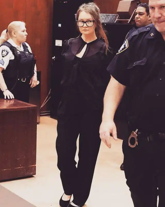 profilo instagram anna delvey court looks   gli outfit di anna delvey in tribunale 10