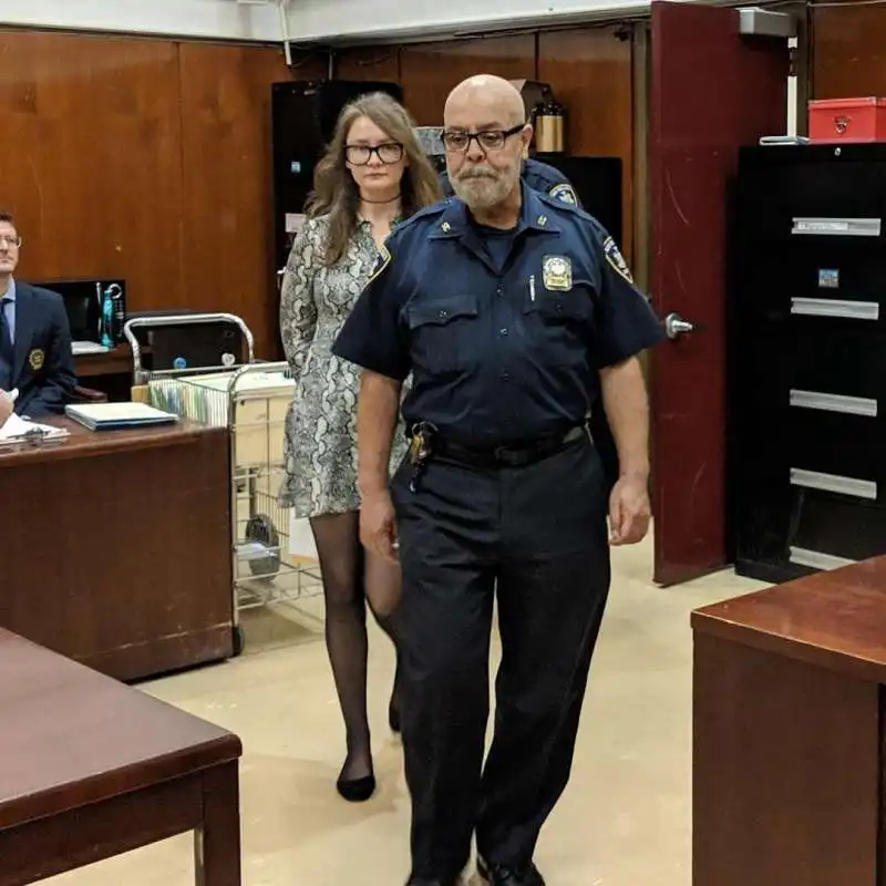 profilo instagram anna delvey court looks   gli outfit di anna delvey in tribunale 5