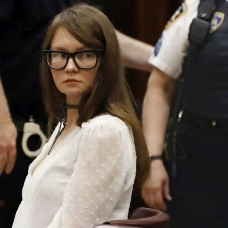 profilo instagram anna delvey court looks   gli outfit di anna delvey in tribunale 2