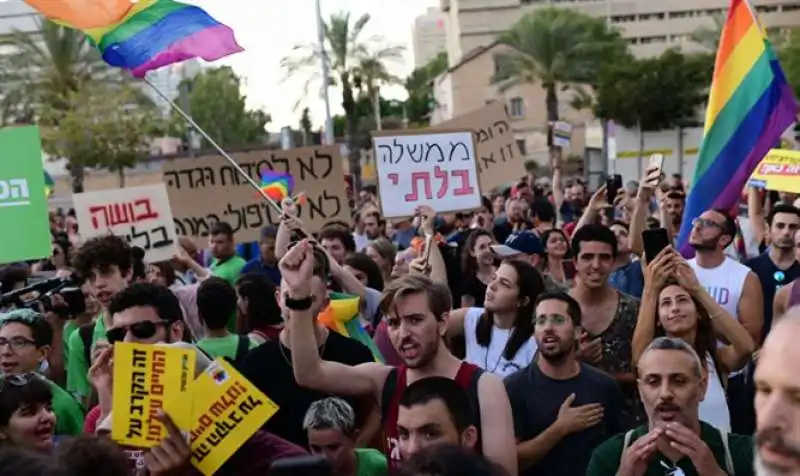 proteste lgbt contro rafi peretz