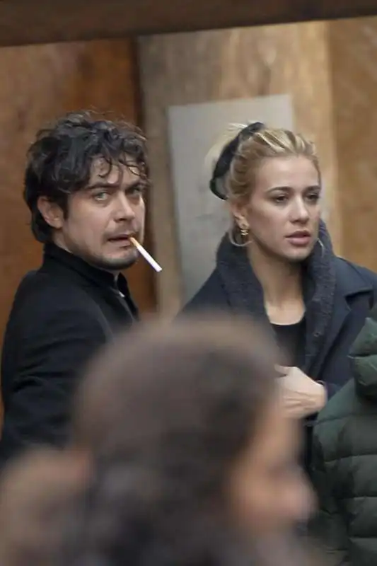 riccardo scamarcio con clizia incorvaia a spasso per roma nel 2015 