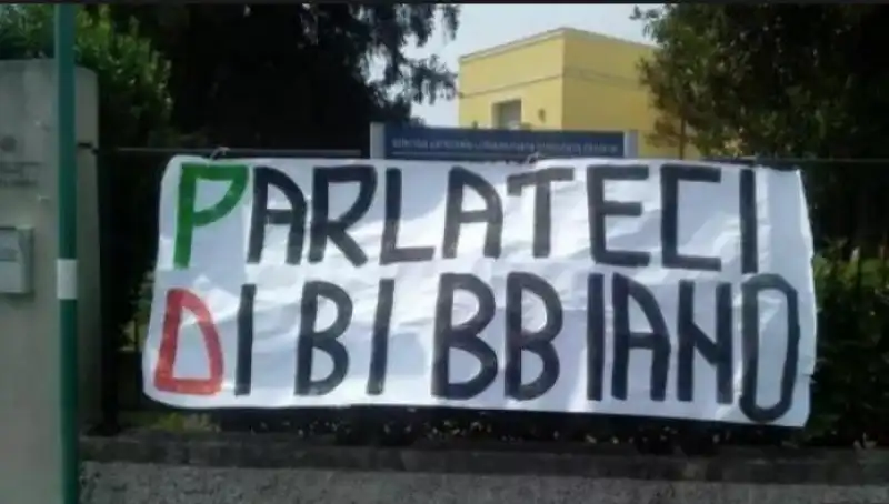 striscione su bibbiano