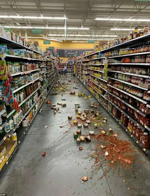 terremoto in california   il cibo cade dagli scaffali di un walmart