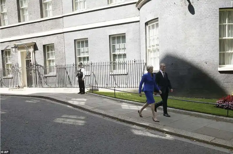 theresa may e il marito philip lasciano downing street