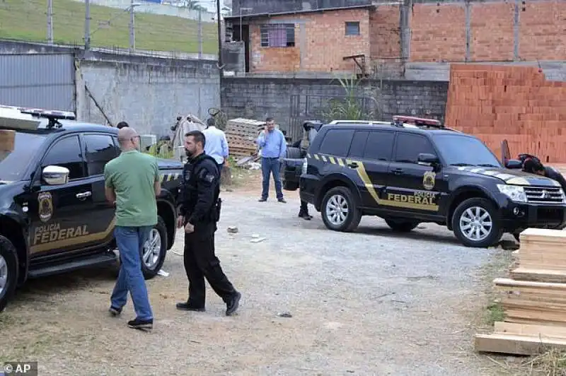 un commando ruba 750 chili di oro all'aeroporto garulhos di san paolo 4