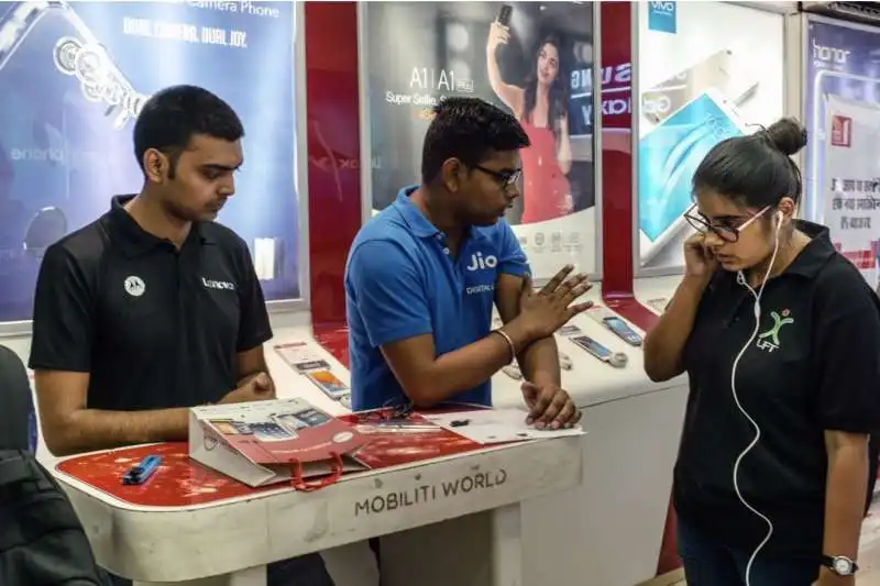 un dipendente di jio parla con un cliente a nuova delhi