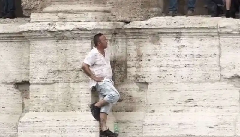 uomo minaccia di lanciarsi dal colosseo 12