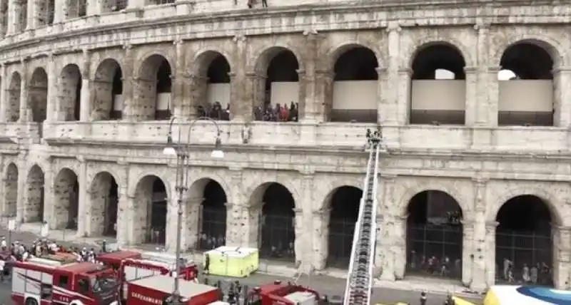 uomo minaccia di lanciarsi dal colosseo 13