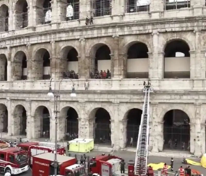 uomo minaccia di lanciarsi dal colosseo 14