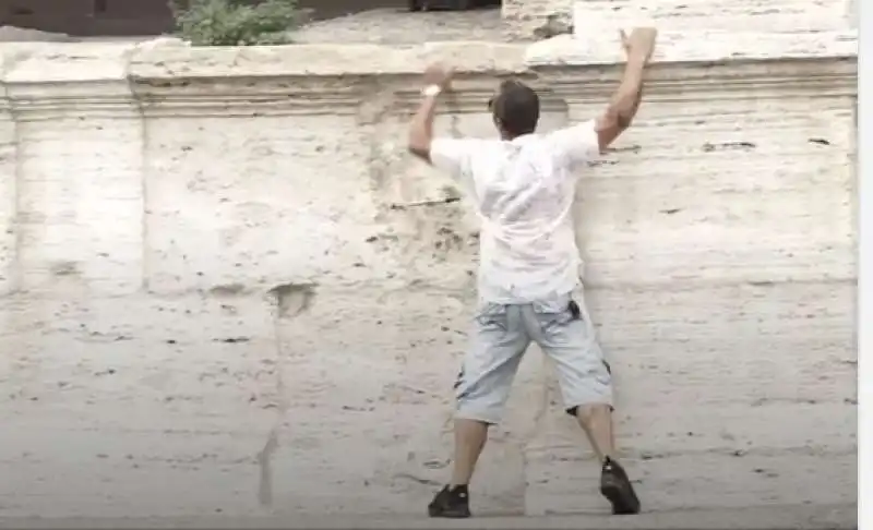 uomo minaccia di lanciarsi dal colosseo 3