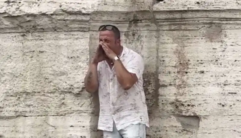 uomo minaccia di lanciarsi dal colosseo 5