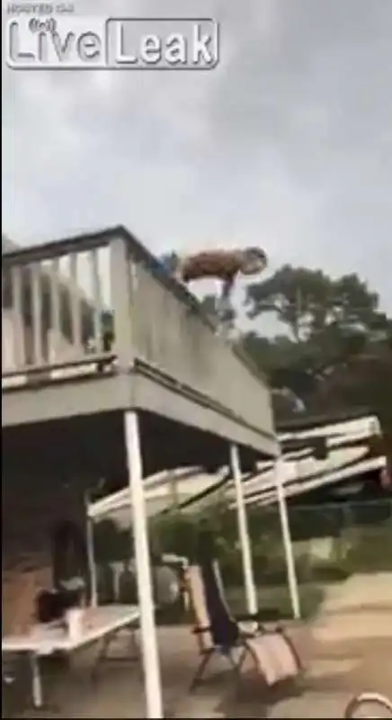 uomo si tuffa dal balcone e batte una schienata 4