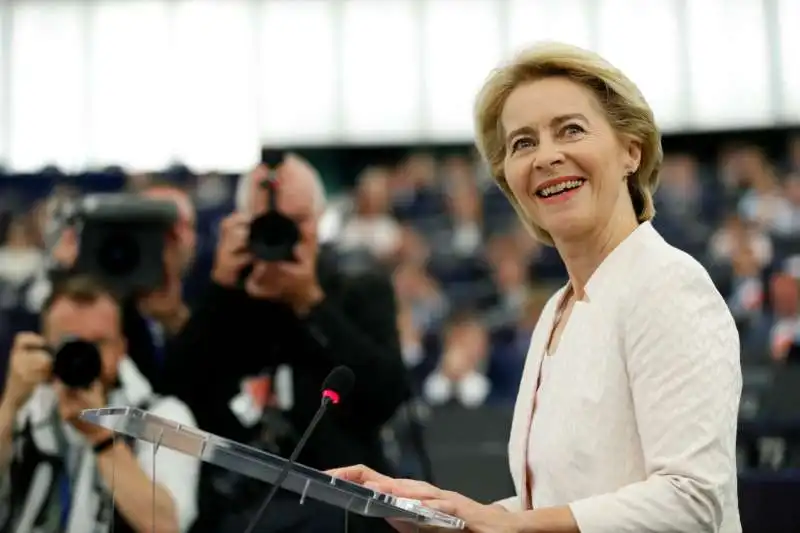 URSULA VON DER LEYEN ELETTA PRESIDENTE DELLA COMMISSIONE EUROPEA 1