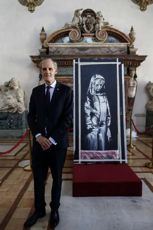 ambasciatore francese christian masset con l'opera di banksy rubata al bataclan esposta a palazzo farnese 1