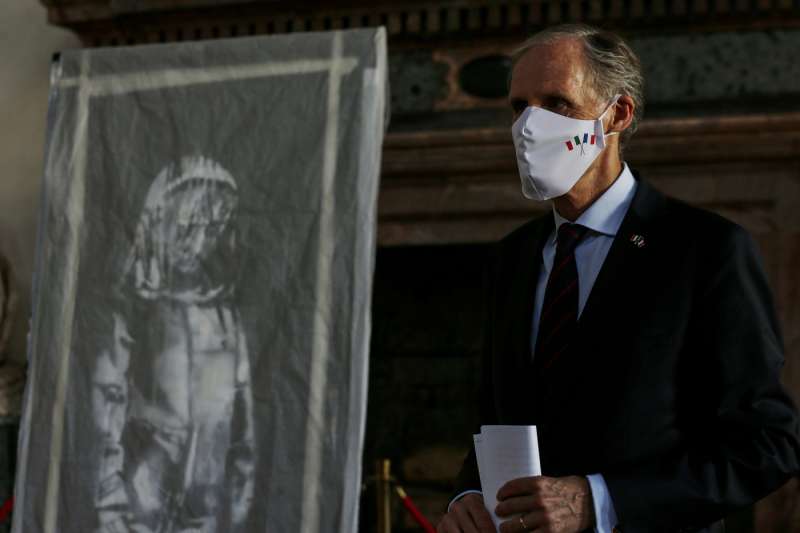 ambasciatore francese christian masset con l'opera di banksy rubata al bataclan esposta a palazzo farnese 2