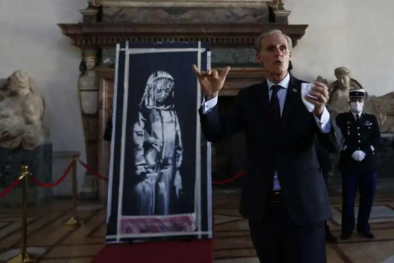 ambasciatore francese christian masset con l'opera di banksy rubata al bataclan esposta a palazzo farnese