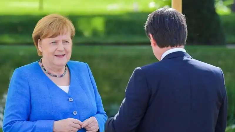 angela merkel e giuseppe conte al castello di meseberg 3