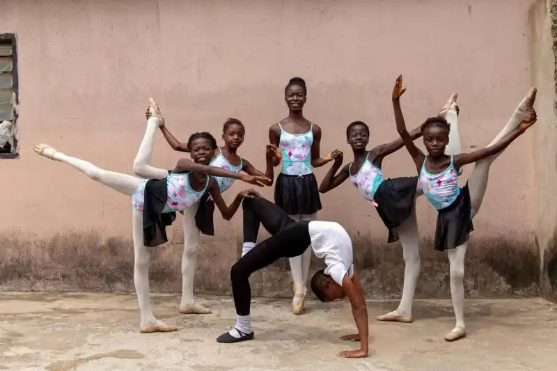 anthony mmesoma madu con le studentesse della lea of dance