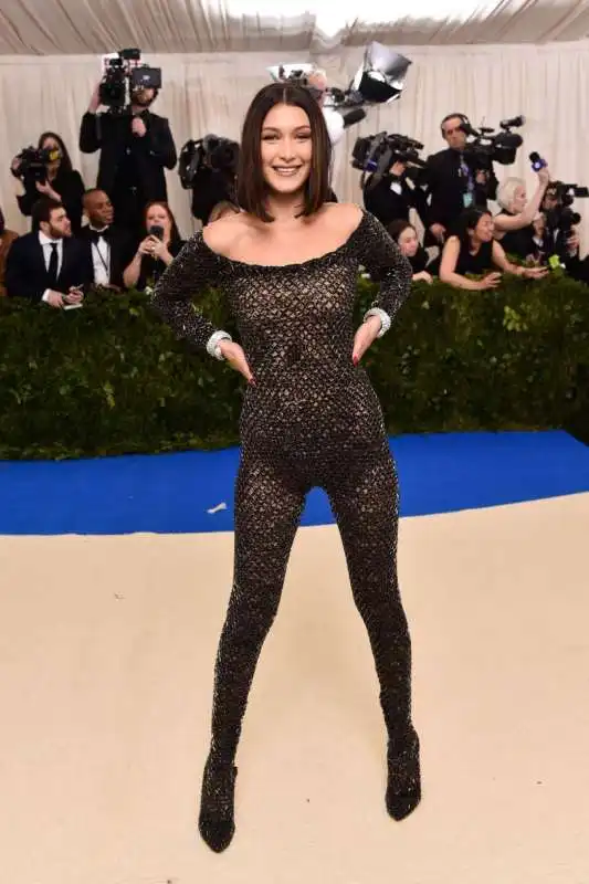 bella hadid in tutina a rete al met gala 2017 