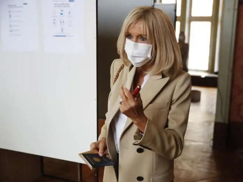 BRIGITTE MACRON VA A VOTARE CON LA MASCHERINA 