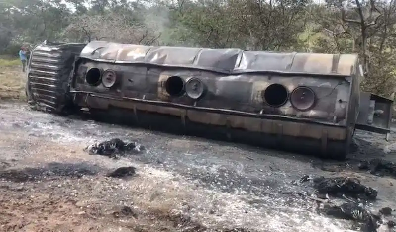 COLOMBIA - FURTO DI BENZINA A UN CAMION RIBALTATO MA L'ESPLOSIONE FA UNA STRAGE