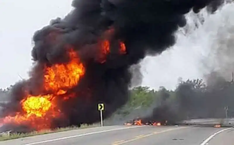 COLOMBIA - FURTO DI BENZINA A UN CAMION RIBALTATO MA L'ESPLOSIONE FA UNA STRAGE