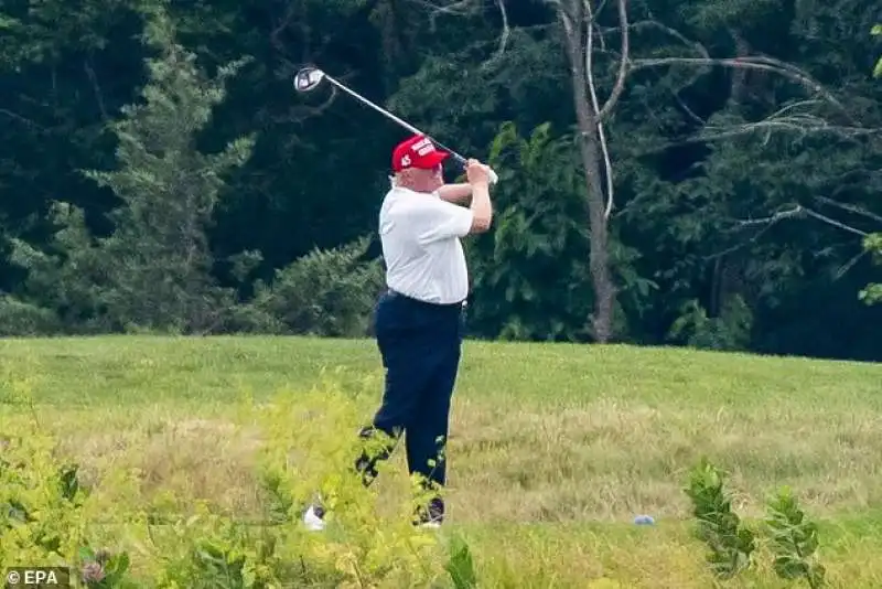 donald trump gioca a golf in virginia