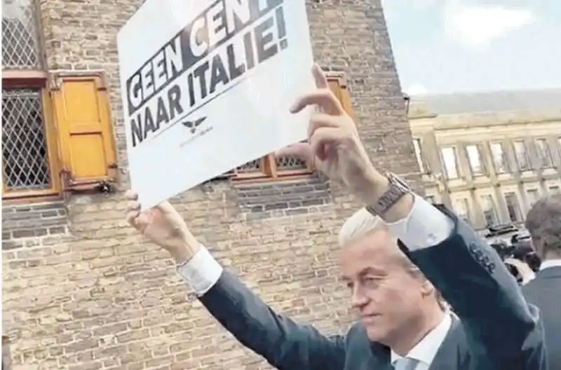 GEERT WILDERS CON IL CARTELLO NON UN CENTESIMO ALL'ITALIA