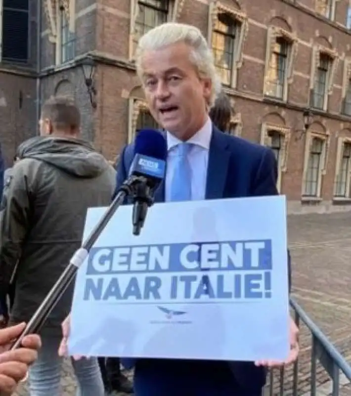 GEERT WILDERS CON IL CARTELLO NON UN CENTESIMO ALL'ITALIA