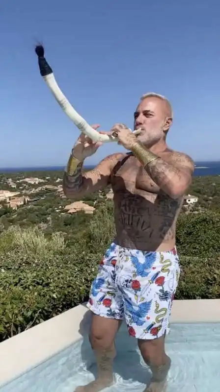 gianluca vacchi balla su tiktok