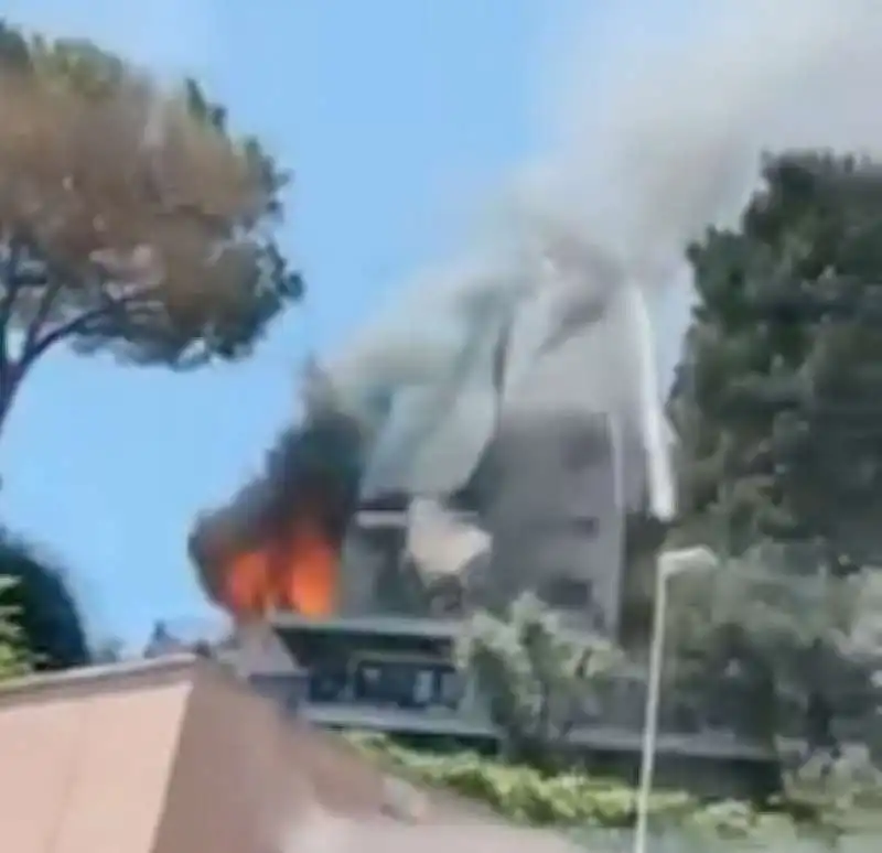 INCENDIO A VIA DEI MONTI PARIOLI